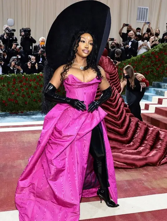<p>SZA mengenakan gaun hot pink dari Vivienne Westwood. (Instagram/metgalaofficial).</p>