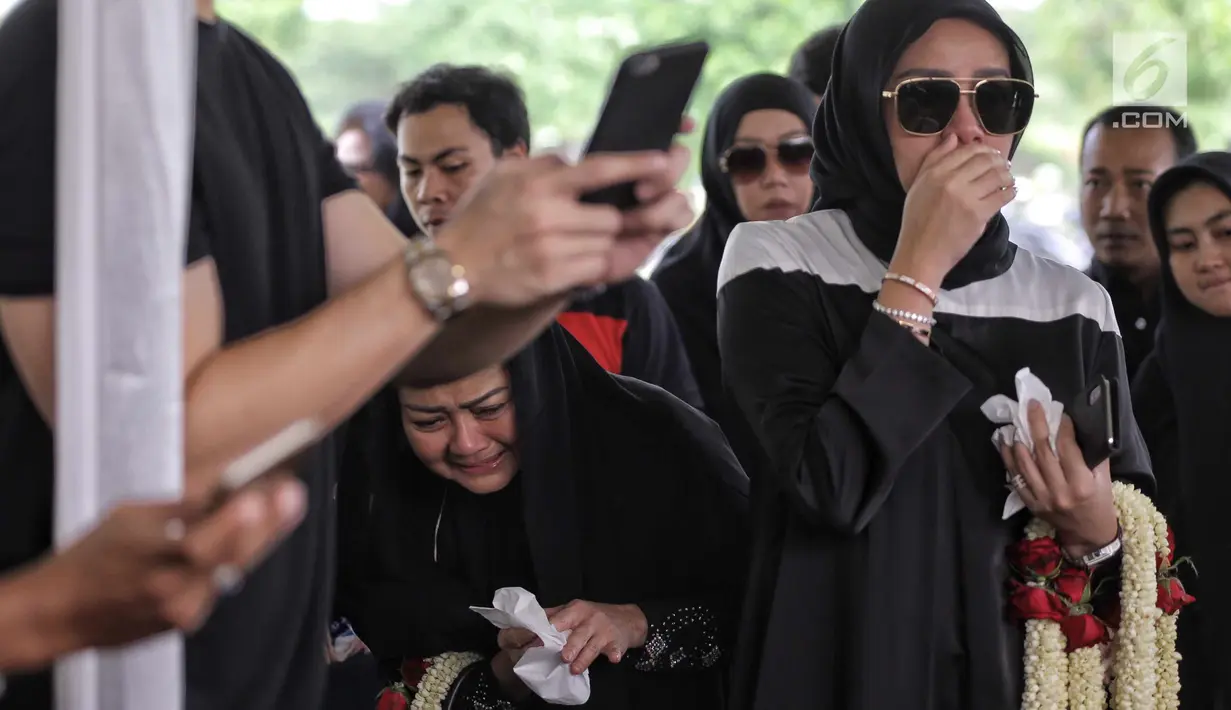 Kesedihan Olla Ramlan saat proses pemakaman sang ayahanda, Muhammad Ramlan di Tempat Pemakaman Umum (TPU) Tanah Kusir, Jakarta, Selasa (5/6). Ayahanda Olla meninggal di usia 72 tahun akibat kanker dan liver yang dideritanya. (Liputan6.com/Faizal Fanani)