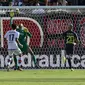 Kiper Inter Milan Samir Handanovic menghalau bola sundulan pemain Crotone Marcus Rohden dalam lanjutan Liga Italia di Stadio Ezio Scida, Sabtu (16/9/2017) malam WIB. Inter Milan menang 2-0. (Albano Angilletta/ANSA via AP)