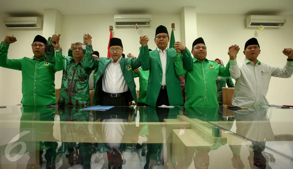 Ketum PPP hasil muktamar Jakarta, Djan Faridz serta sejumlah pengurus DPP PPP usai menggelar jumpa pers di Jakarta, Kamis (23/3). PPP Djan Faridz resmi memecat Romahurmuziy alias Romy sebagai kader partai berlambang kabah itu. (Liputan6.com/Faizal Fanani)