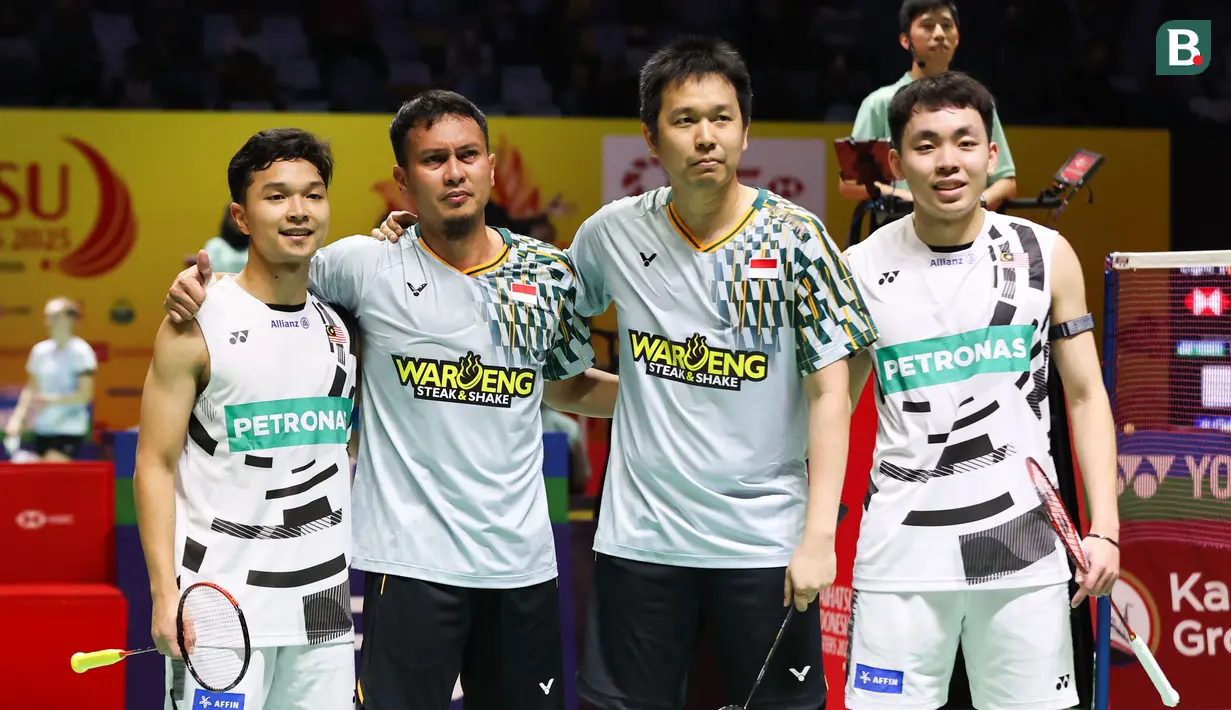 Laga terakhir Ahsan/Hendra tersebut berlangsung di Istora Senayan, Jakarta, Kamis (23/1/2025) sore. 
Mereka resmi mengakhiri kariernya sebagai pebulu tangkis di 16 besar Indonesia Masters 2025. (Bola.com/Abdul Aziz)