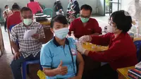 Petugas medis melakukan vaksinasi Covid-19 kepada seorang tenaga pendidik di Gor Total Persada, Kota Tangerang, Selasa (8/6/2021). Vaksinasi tersebut untuk melindungi mereka dari Covid-19 yang tengah mewabah. (Liputan6.com/Angga Yuniar)