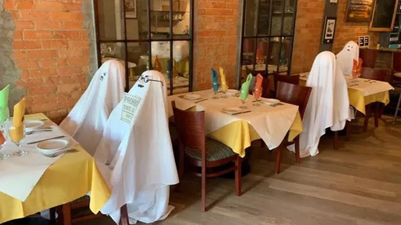 Restoran ini hadirkan 'hantu' untuk jaga jarak pelanggan