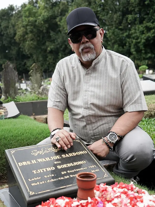 6 Potret Indro Warkop Ziarah ke Makam Dono dan Kasino,Warganet Terharu