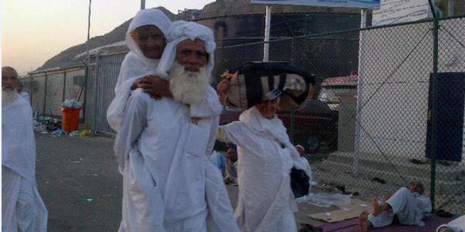 Saif sedang menggendong ibunya demi melaksanakan ibadah haji | (c) Merdeka.com