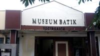Menyimpan ratusan batik dari pulau Jawa. Didirkan oleh pasangan suami istri keturunan Tionghoa.