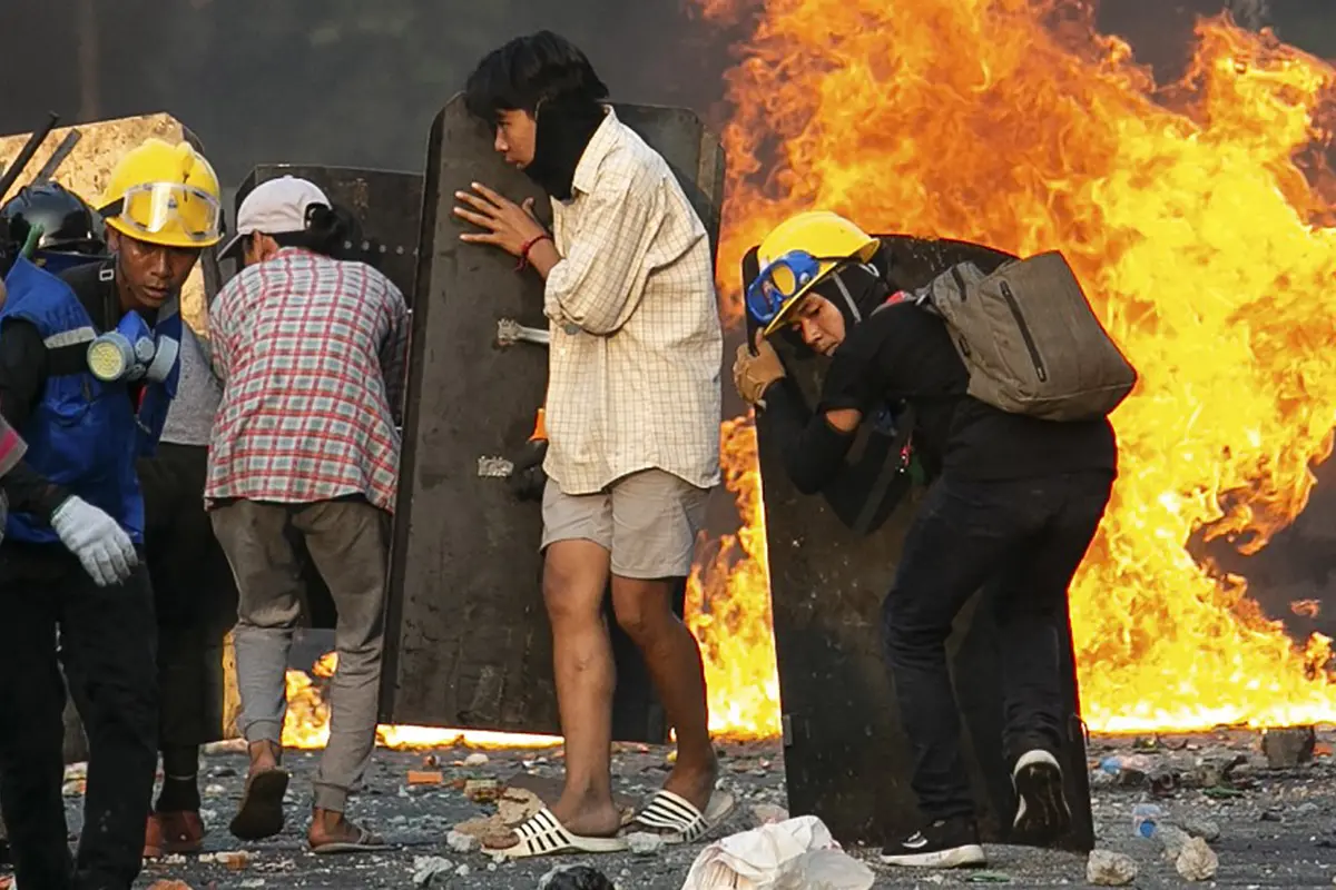 FOTO: Potret Kerasnya Protes Menentang Kudeta Militer Myanmar