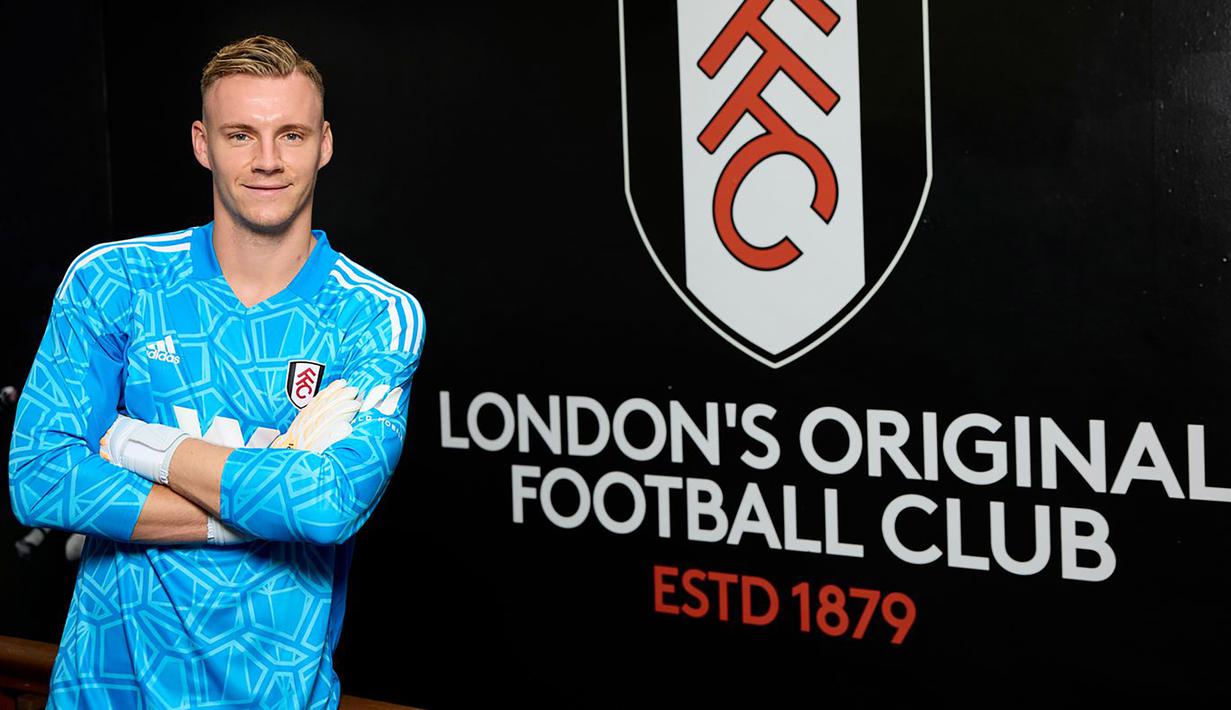 Bernd Leno. Kiper Jerman berusia 30 tahun ini baru saja meninggalkan Arsenal yang telah dibelanya sejak awal musim 2018/2019 usai didatangkan dari Bayer Leverkusen. Mulai musim 2022/2023 ia akan memperkuat Fulham usai dilepas Arsenal dengan nilai transfer 3,6 juta euro. Kepergiannya sebagai imbas dari tersingkirnya ia dari skuat utama the Gunners atas kehadiran Aaron Ramsdale yang akhirnya menjadi pilihan utama sejak musim lalu. (fulhamfc.com)