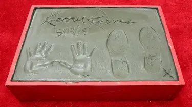 Cetakan tangan dan kaki aktor Keanu Reeves dalam upacara pembuatan cetakan tangan dan kaki di TCL Chinese Theatre, Los Angeles, Selasa (14/5/2019). Aktor 54 tahun itu mendapat penghargaan membuat cetakan tangan dan kaki untuk merayakan keberhasilan karirnya dalam film. (Willy Sanjuan/Invision/AP)