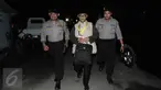 Koordinator kerohanian agama Islam, K.H. Hasan Makarim saat akan menuju Nusa Kambangan, Cilacap, Jateng, (28/7). Detik-detik jelang eksekusi mati 14 terpidana di Lapas Nusa Kambangan, Sejumlah Rohaniawan dihadirkan. (Liputan6.com/Helmi Afandi)