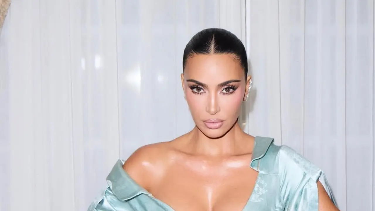 Kim Kardashian tampil seksi dengan gaun tersebut. [@kimkardashian]fim