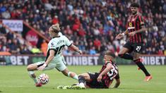 Pemain Chelsea, Mykhaylo Mudryk, terjatuh saat berebut bola dengan pemain Bournemouth, Max Aarons, pada laga Liga Inggris di Stadion Vitality, Minggu (17/09/2023). Chelsea hanya mampu bermain imbang 0-0. (Steven Paston/PA via AP)