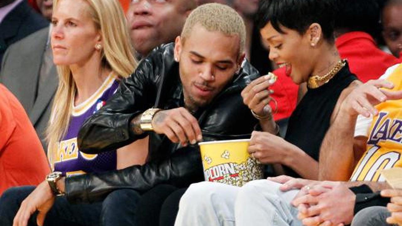 Nonton basket, Rihanna mesra dengan Chris Brown