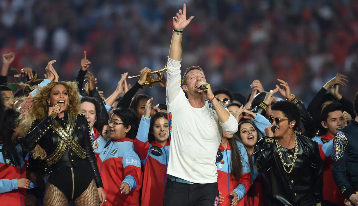 (Kiri-kanan) Beyonce, Chris Martin dari Coldplay dan Bruno Mars tampil pada halftime show Super Bowl 50 yang dihelat di Levi’s Stadium di Santa Clara, California, Minggu (7/2). (TIMOTHY A. CLARY / AFP)
