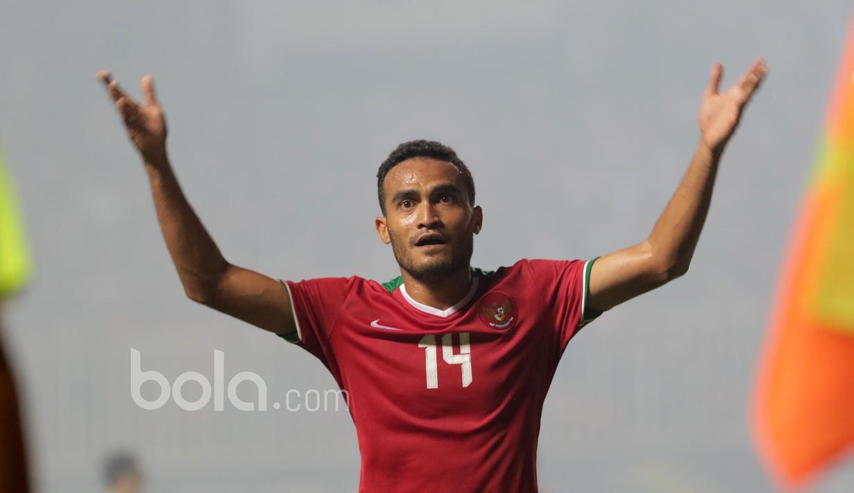 Rizky Pora saat melawan Thailand pada laga Final Piala AFF 2016 di Stadion Pakansari, Bogor, (14/12/2016). (Bola.com/Nicklas Hanoatubun)