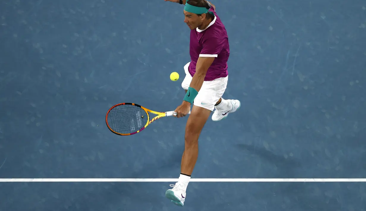 Rafael Nadal dari Spanyol melakukan pukulan backhand saat menghadapi Matteo Berrettini dari Italia dalam pertandingan semifinal kejuaraan tenis Australia Terbuka di Melbourne, Australia, Jumat (28/1/2022). (AP Photo/Tertius Pickard)