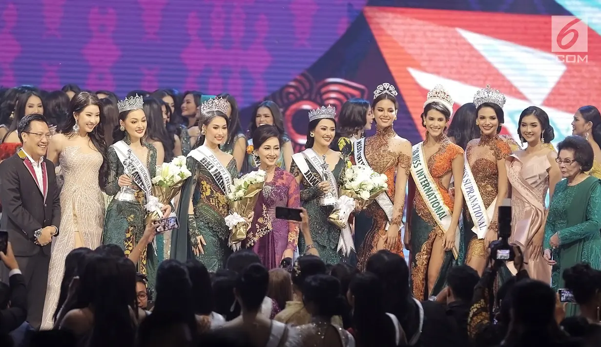 Puteri Indonesia 2019 Frederika Alexis Cull (empat kiri) foto bersama para finalis di JCC, Jakarta, Jumat (8/3). Frederika Alexis Cull merupakan perwakilan Puteri Indonesia DKI Jakarta 1. (Fimela.com/Bambang E Ros)