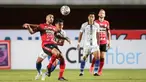 Brwa Nouri merupakan salah satu kunci keberhasilan Bali United dalam meraih gelar juara BRI Liga 1 2021/22. Sebagai gelandang bertahan, pemain berpaspor Irak tersebut memiliki kemampuan dalam melakukan tekel-tekel terukur dan dapat diandalkan di bola-bola mati. (Bola.com/Bagaskara Lazuardi)