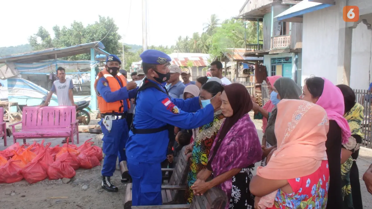Aksi pembagian masker dan kebutuhan pokok oleh personel Polairud Polda Sulteng