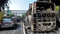 Bus Transjakarta Terbakar di halte Salemba Universitas Indonesia (UI). (Liputan6.com/ Faizal Fanani)