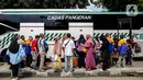 Pemudik arus balik Lebaran Idul Fitri 2023 tiba dengan bus di Terminal Kampung Rambutan, Jakarta Timur, Selasa (25/4/2023). Kedatangan pemudik meningkat dua kali lipat berkisar dua ribu per hari yang didominasi dari Jawa Tengah dan Jawa Barat. (Liputan6.com/Faizal Fanani)