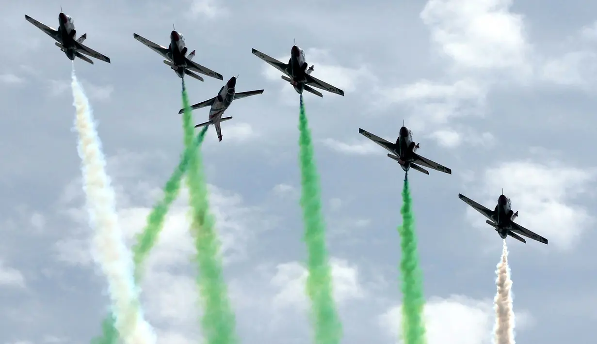 Sejumlah pesawat jet milik Pakistan unjuk kemampuan di pameran dirgantara yang diselenggarakan oleh Angkatan Udara Pakistan di kota pelabuhan Karachi, Pakistan selatan, pada 27 Februari 2020. (Xinhua/Str)