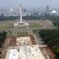 Aktivitas pengerjaan proyek revitalisasi Taman Sisi Selatan Monumen Nasional dilihat dari ketinggian, Jakarta, Minggu (19/1/2020). Proses revitalisasi dimulai dengan penebangan ratusan pohon di taman selatan Monas dan menjadikan kawasan tersebut terlihat gersang. (Liputan6.com/Helmi Fithriansyah)