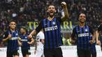 Gelandang Inter Milan, Roberto Gagliardini, merayakan gol yang dicetaknya ke gawang Genoa pada laga Serie A Italia di Stadion San Siro, Milan, Sabtu (3/11). Inter menang 5-0 atas Cagliari. (AFP/Miguel Medina)