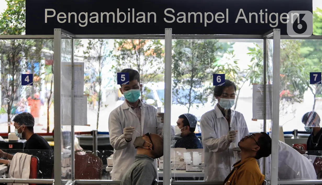 Calon penumpang saat menjalani tes antigen di Stasiun Pasar Senen, Jakarta, Senin (20/12/2021). Pelanggan yang tidak menerapkan protokol kesehatan sesuai ketentuan yang telah ditetapkan, tiketnya akan dibatalkan dan tidak diperkenankan melanjutkan perjalanan. (Liputan6.com/Johan Tallo)