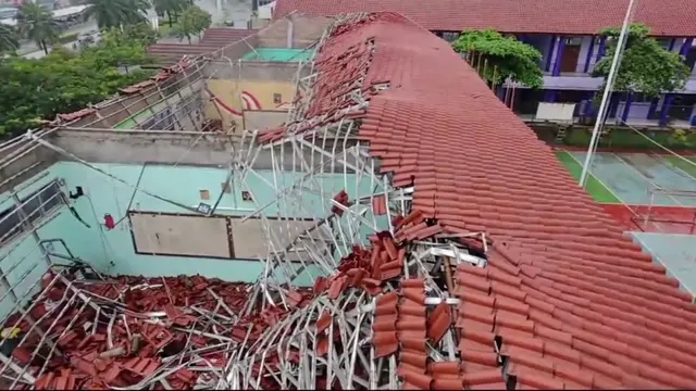 Atap Tiga Ruang Kelas SMAN 2 Gunungputri Bogor Ambruk