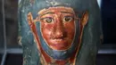 Sebuah artefak yang baru ditemukan terlihat di situs penemuan peti mati kayu berwarna-warni di Provinsi Giza, Mesir, pada 14 November 2020. Kementerian Pariwisata dan Kepurbakalaan Mesir memamerkan 100 peti mati kuno yang baru ditemukan di Provinsi Giza dekat ibu kota Kairo. (Xinhua/Ahmed Gomaa)