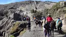 Joki kuda membawa wisatawan turun dari Gunung Bromo di Taman Nasional Bromo Tengger Semeru, Jawa Timur, Sabtu (4/11). Joki akan mendampingi wisatawan keliling kawasan Gunung Bromo. (Liputan6.com/Fery Pradolo)