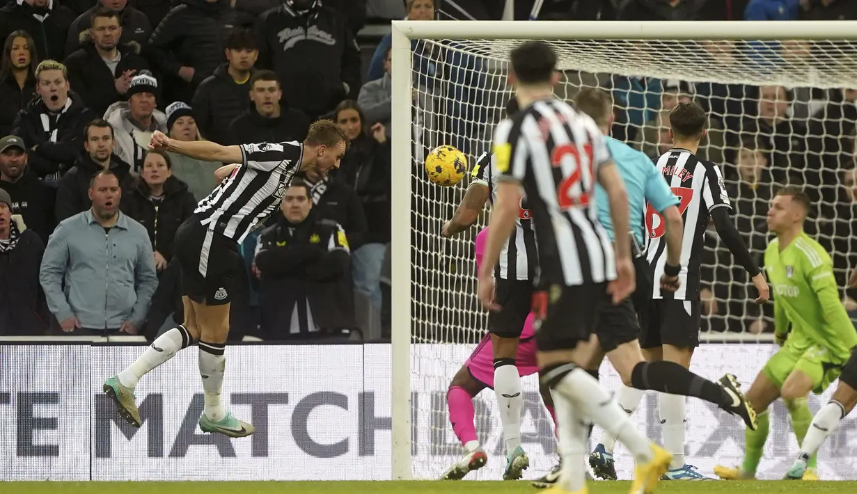 Bek Newcastle United, Dan Burn mencetak gol ketiga timnya ke gawang Fulham melalui sundulan kepala pada laga pekan ke-17 Liga Inggris 2023/2024 di St James' Park, Newcastle, Sabtu (16/12/2023). (PA via AP Photo/Owen Humphreys)