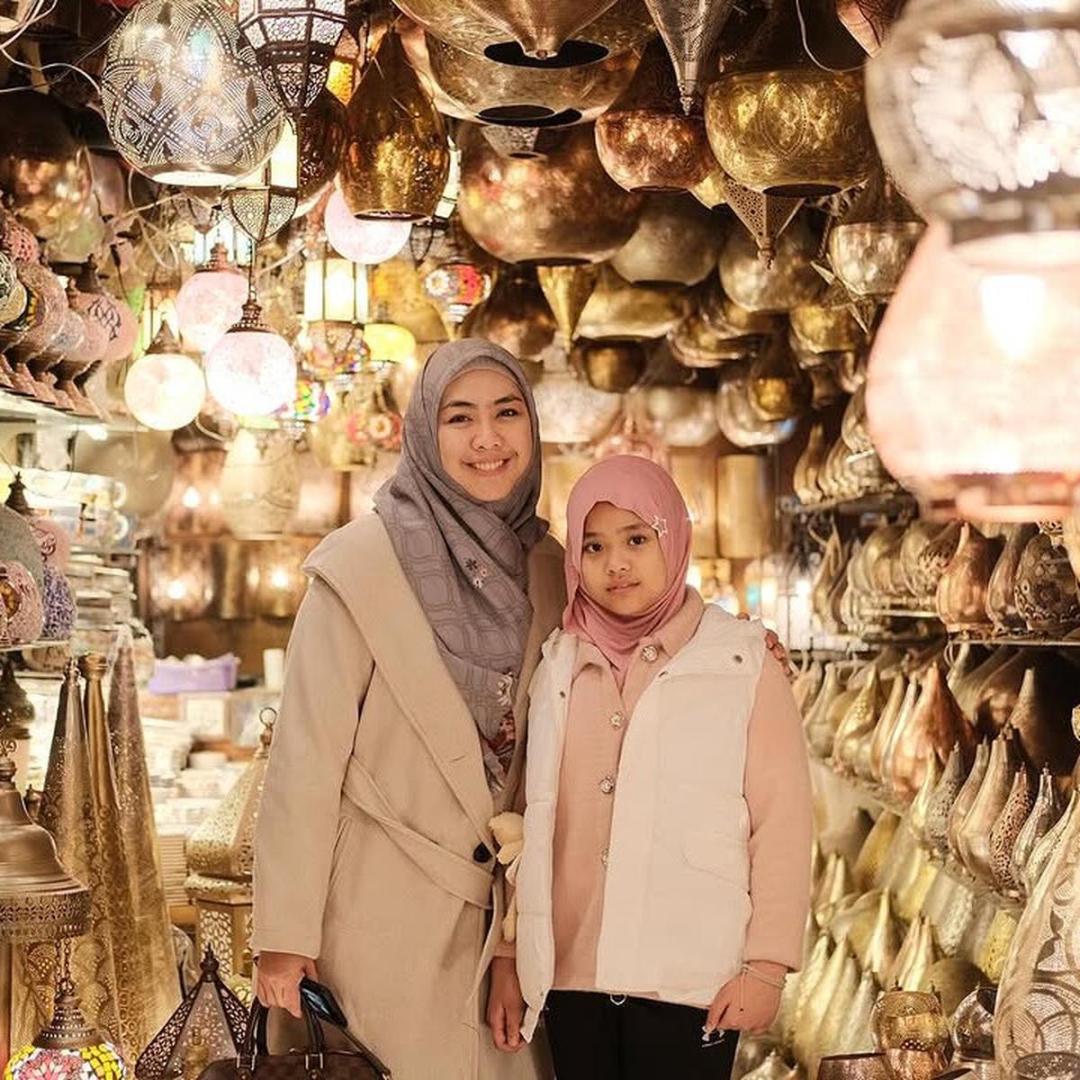 Potret Oki Setiana Dewi Asyik Belanja di Pasar Khan El Khalili
