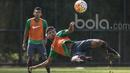 Pemain Timnas Indonesia, Saddil Ramdani, berusaha menendang bola saat latihan di Lapangan SPH Karawaci, Banten, Senin (3/4/2017). Timnas U-22 melakukan persiapan jelang laga persahabatan melawan Persija Jakarta. (Bola.com/Vitalis Yogi Trisna)