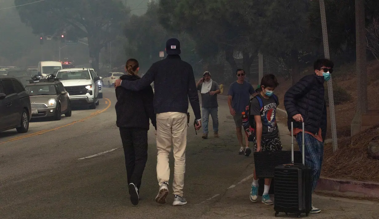Gubernur California, Gavin Newsom memperingatkan warga di seluruh California Selatan untuk meningkatkan kewaspadaan karena angin terburuk diperkirakan terjadi antara Selasa malam pukul 22.00 hingga Rabu dini hari waktu setempat. (Apu Gomes/Getty Images North America/Getty Images via AFP)