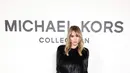 Tak kalah berani, Suki Waterhouse memilih look sensual nan edgy dengan black cashmere-and-shearling shell yang dipasangkan dengan cashmere briefs, memberi nuansa glam namun tetap playful. [Dok/Michael Kors].