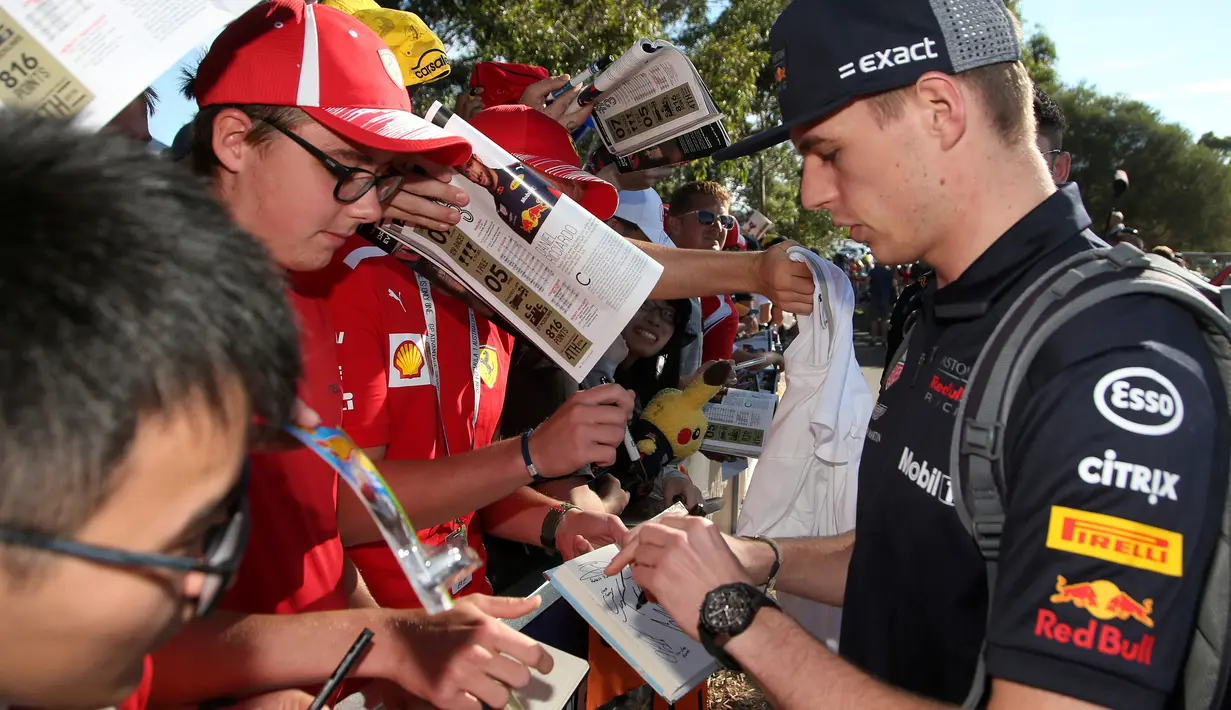 Pembalap Tim Red Bull, Max Verstappen memberikan tanda tangan kepada fans sesaat sebelum latihan bebas Formula 1 (F1) GP Australia di Melbourne, Jumat (23/3). Balapan F1 GP Australia 2018 sendiri akan bergulir pada Minggu, 25 Maret besok (AP/Rick Rycroft)