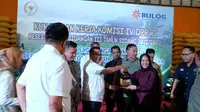 Anggota Komisi IV DPR RI, Andi Akmal Pasluddin didampingi Direktur Jenderal Tanaman Pangan, Suwandi saat melakukan kunjungan kerja ke Bulog Kota Kendari, Provinsi Sulawesi Tenggara pada Senin (20/2/2023).