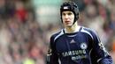 Petr Cech (Helm Rugby) - Kiper Legendaris Chelsea ini selalu memakai helm rugby saat bertanding. Pria asal Republik Ceko ini memakainya karena pernah mendapatkan cedera parah di bagian kepala. (Foto:AFP/Adrian Dennis)