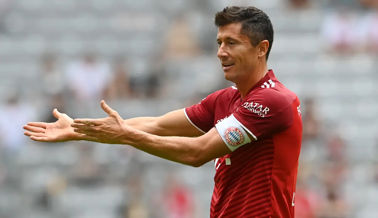 Robert Lewandowski. Striker Polandia berusia 32 tahun yang kini memperkuat Bayern Munchen ini telah mencetak 558 gol baik untuk klub maupun timnas. Bersama Timnas Polandia, 69 gol dicetaknya dalam 122 laga. Di level klub, ia mencetak 489 gol dalam 700 laga. (Foto: AFP/Christof Stache)