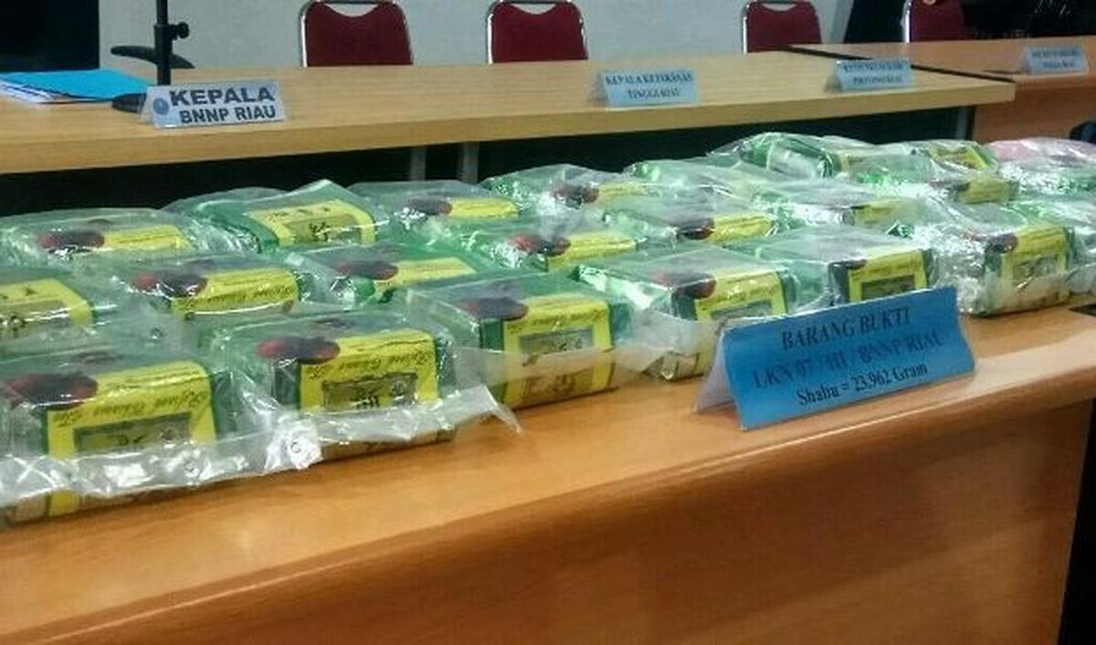 Sementara itu, Kapolrestabes Medan, Kombes Pol Teddy Jhon Sahala Marbun mengatakan, polisi masih memburu 10 pelaku penyerangan dan perusakan mobil petugas saat proses penangkapan itu.<br>