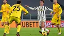 Penyerang Juventus, Paulo Dybala (kanan) berusaha melewati bek Cagliari, Gabriele Zappa selama pertandingan lanjutan Liga Serie A Italia di stadion Juventus di Turin (21/11/2020). Juventus menang atas Cagliari 2-0. (AFP/Miguel Medina)