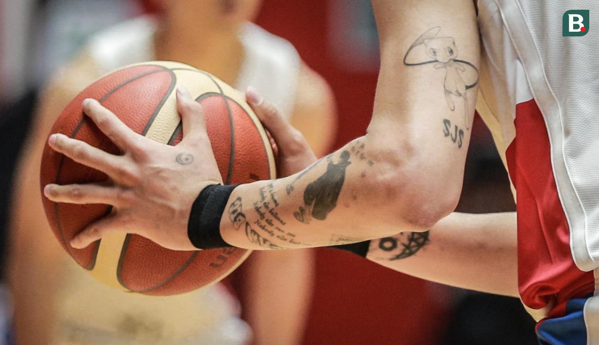 Ragam tato milik pebasket Timnas Korea Selatan, Choi Jun-yong saat matchday kedua Grup B FIBA Asia Cup 2022 melawan Timnas Basket Taiwan di Istora Senayan, Jakarta, Kamis (14/07/2022). (Bola.com/Bagaskara Lazuardi)