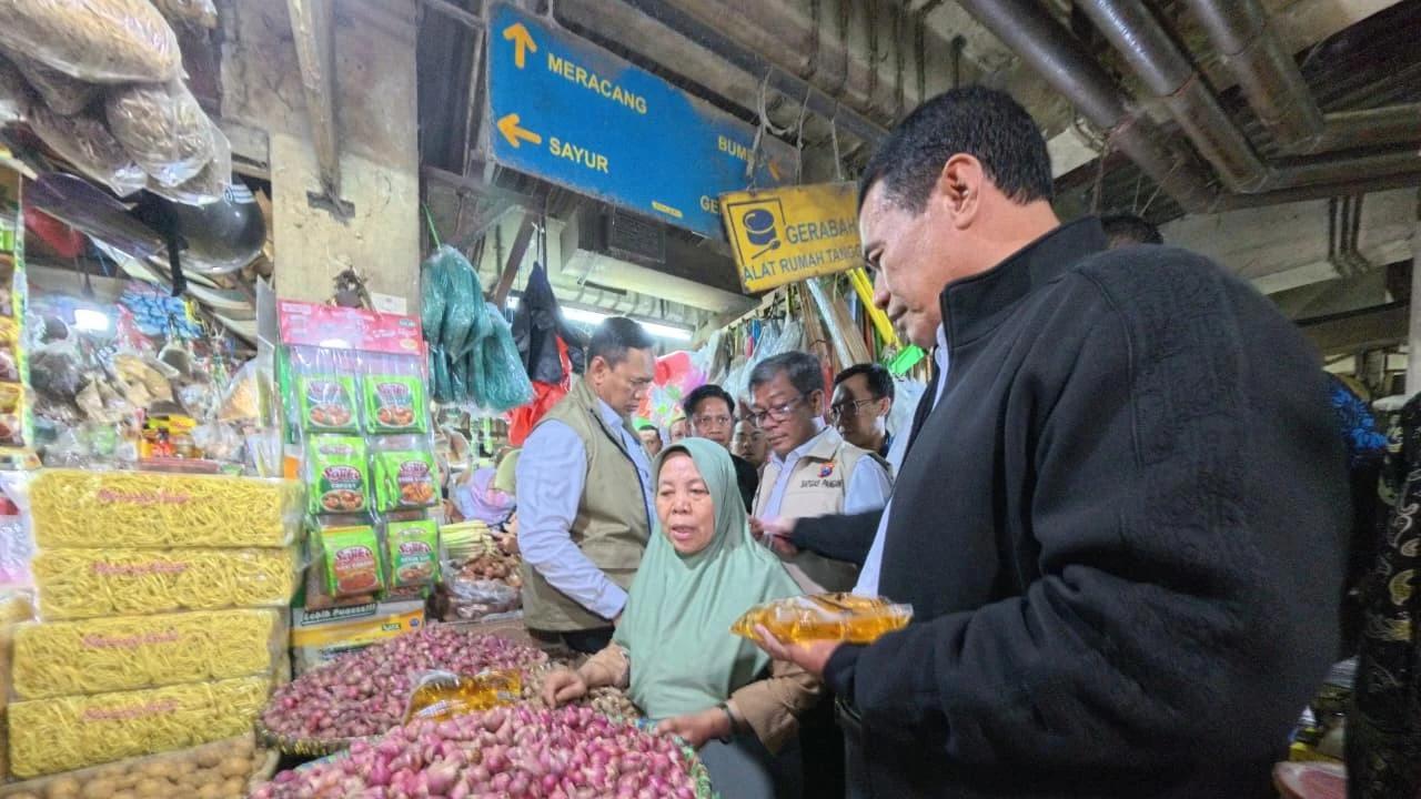 FOTO: Sidak Pasar Wonokromo, Mentan Tegaskan Harga Pangan Aman