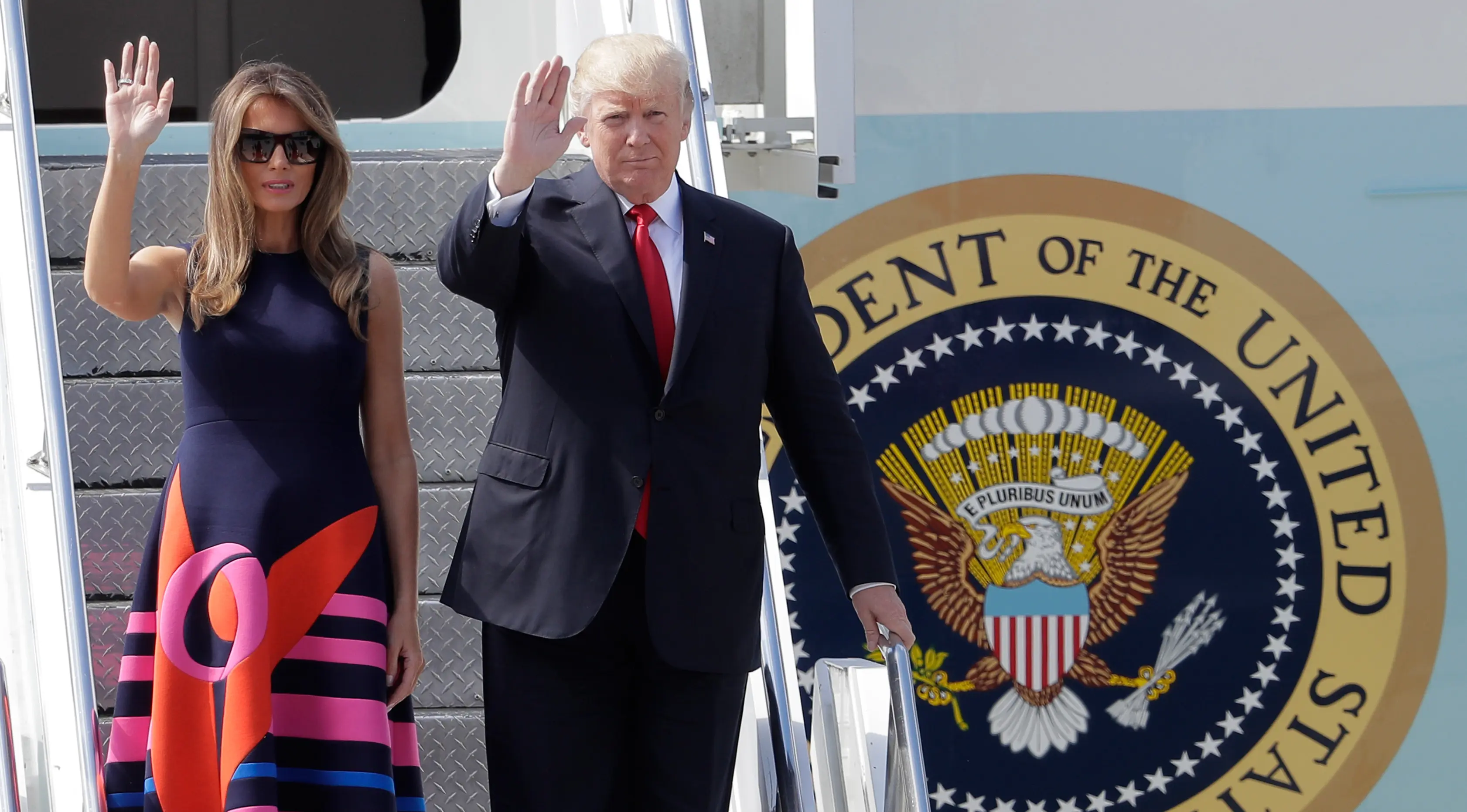 Presiden AS, Donald Trump dan Ibu Negara, Melania Trump turun dari pesawat sambil melambaikan tangan setibanya di Hamburg, Jerman, Kamis (6/7). Sejumlah kepala negara telah tiba di Hamburg jelang pembukaan KTT G20 pada 7-8 Juli 2017. (AP/Markus Schreiber)