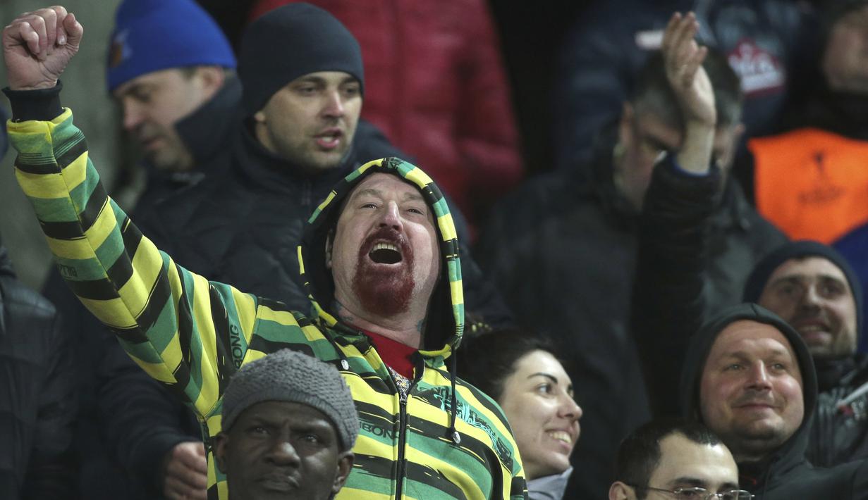 Suporter Manchester United berteriak saat timnya membobol gawang FC Rostov pada leg pertama Babak 16 Besar Liga Europa di OLimp 2 Stadium Rostov-on-Don, Russia (9/3/2017). MU bermain imbang 1-1. (AP/Denis Tyrin)