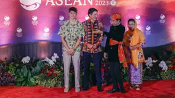 Perdana Menteri Kanada Justin Trudeau (kanan) dan putranya Xavier disambut oleh Presiden Indonesia Joko Widodo atau Jokowi (kedua kanan) dan Ibu Negara Iriana Widodo (kanan) pada gala dinner KTT ke-43 ASEAN di Jakarta, Indonesia, Rabu (6/9/2023). (Mast IRHAM/POOL/AFP)