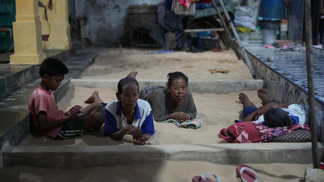 FOTO: Tidur di Atas Pasir,  Tradisi Aneh tapi Nyata dari Ujung Timur Madura