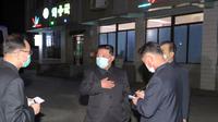 Korea Utara Kim Jong Un mengenakan masker memeriksa apotek di tengah wabah Covid-19 di Pyongyang, Korea Utara pada 15 Mei 2022. Sejak negara itu pertama terkena wabah COVID-19, Apotek Korea Utara sekarang buka 24 jam sehari. (STR/KCNA VIA KNS/AFP)